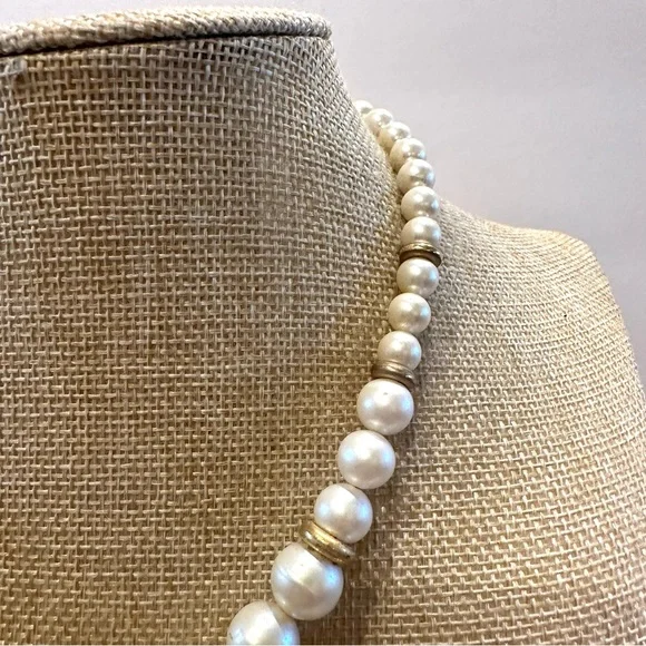 Vintage 1980’s Napier Necklace faux pearls, gold tone comes to a point, “V” - Picture 6 of 14